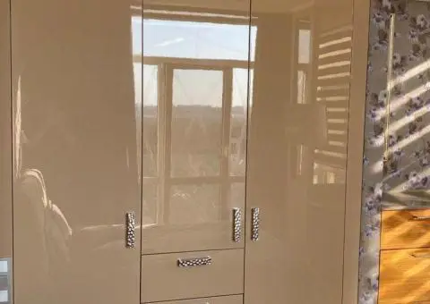 продам 4- комнатную, район рабочая, газовое отопление, кухня- студия - 5/10