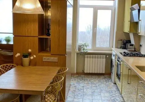 продам 4- комнатную, район рабочая, газовое отопление, кухня- студия - 6/10