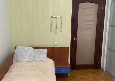 Продам 4-х кімнатну квартиру в центрі, вул. Жуковского - 3/10