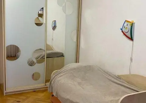 Продам 4-х кімнатну квартиру в центрі, вул. Жуковского - 4/10