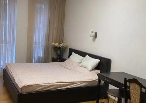 Продам 4-х кімнатну квартиру в центрі, вул. Жуковского - 6/10