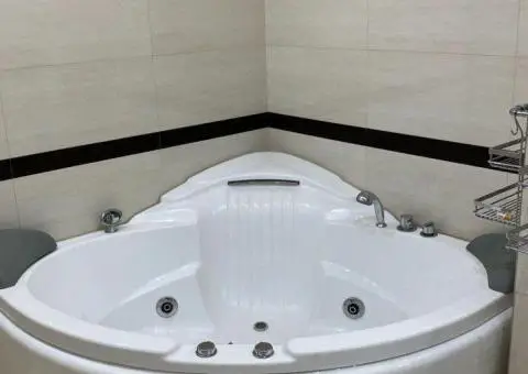Продам 4-х кімнатну квартиру в центрі, вул. Жуковского - 9/10