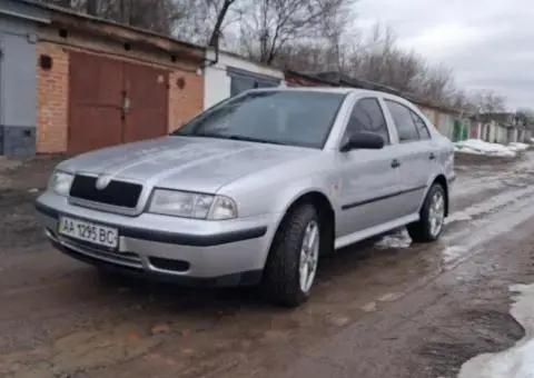 Продам гарну Шкоду (без вкладень) - 1/3