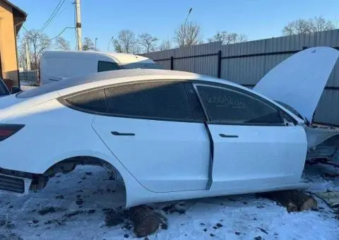 РОЗБІРКА Tesla Model 3 2018 крило бампер двері - 2/3