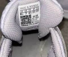 Кросівки Adidas.
