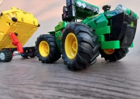 LEGO Technic 42136 John Deere 9620R 4WD - 1/3