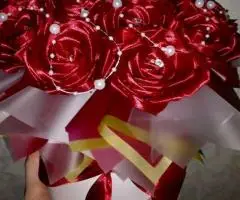 Бордові троянди