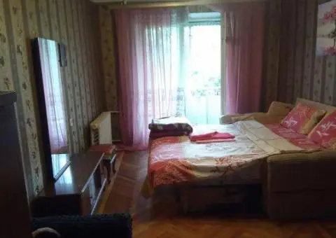 Сдам без комісії власну 3-кімнатну квартиру в Київі біля метро Лівобережна. Тривало або подобово - 2/10