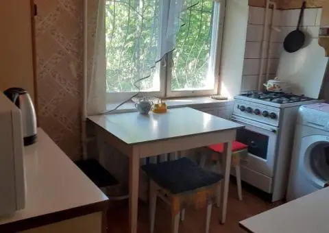 Сдам без комісії власну 3-кімнатну квартиру в Київі біля метро Лівобережна. Тривало або подобово - 10/10