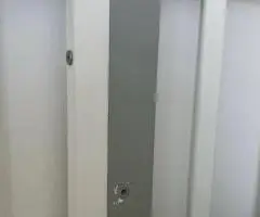 Дитяче ліжечко та комод.