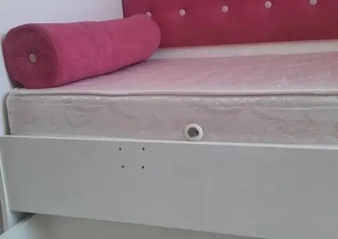 Продам дитяче ліжко з матрацом в гарному стані.Довжина 165смШирина - 1/3