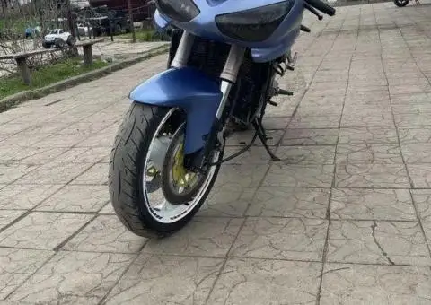 Kawasaki ZX750r - 1/3