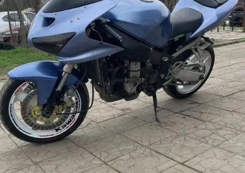 Kawasaki ZX750r - 2/3