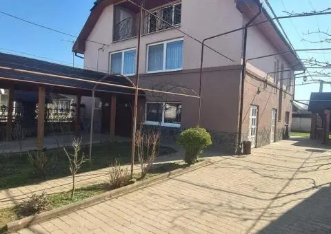 Продається чудовий сімейний будинок в м.Берегове - 2/3