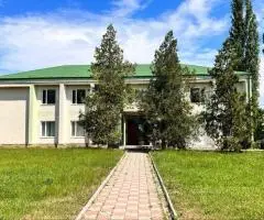 Продається 2-поверхова будівля з власною територією