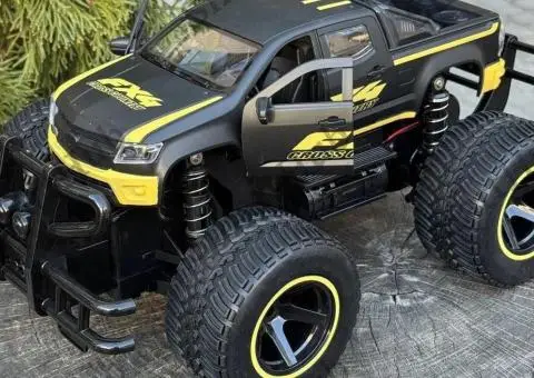 Джип на радиоуправлении Protector Monster Truck Желтый,  на пульте - 2/3
