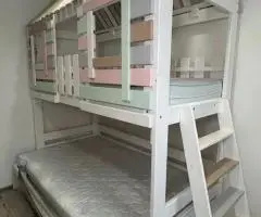 Двоярусне дитяче ліжко