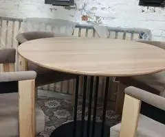 Стіл з стільцями
