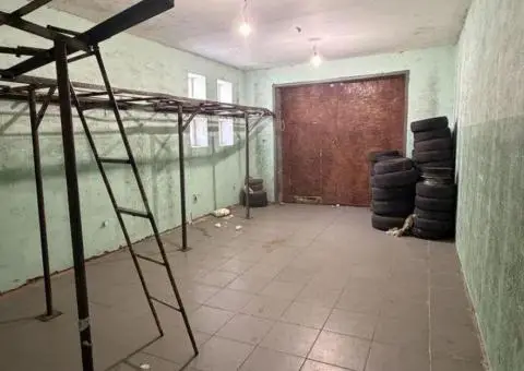 Здається приміщення з боксами