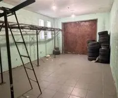 Здається приміщення з боксами