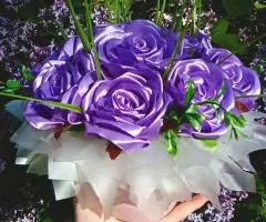 Сиреневі троянди з атласних стрічок