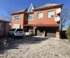 СОБСТВЕННИК !!!  Продам  Дом  230 м2.С бассейном  в Центре Чугуева.