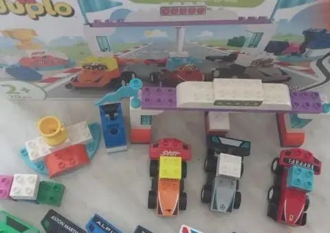 Конструктор LEGO DUPLO Town Автомобілі для перегонів і пілоти команд Формули-1 70 деталей (10445) - 1/3