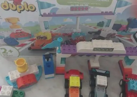 Конструктор LEGO DUPLO Town Автомобілі для перегонів і пілоти команд Формули-1 70 деталей (10445) - 3/3
