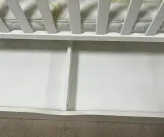 Дитяче ліжко дерев'яне.