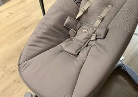 Заколисуючий центр Chicco Comfy Wave
