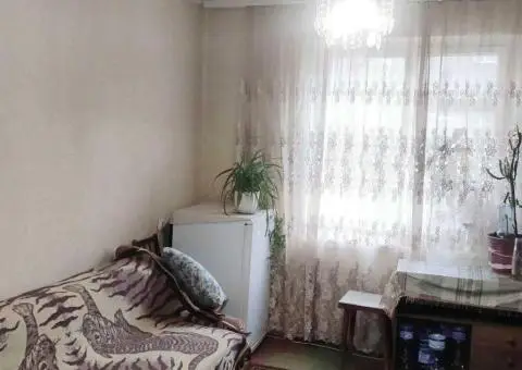 Комната для женщины на Победе-2.  Коммунальные услуги входят в цену - 1/3