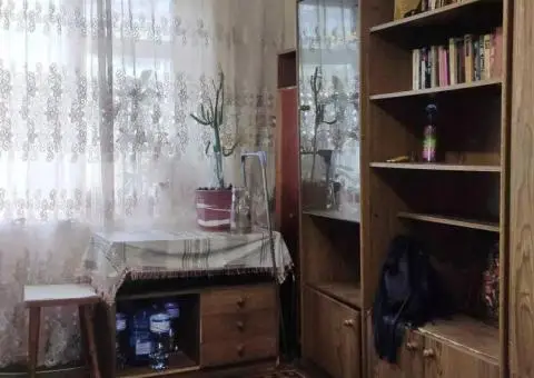 Комната для женщины на Победе-2.  Коммунальные услуги входят в цену - 2/3