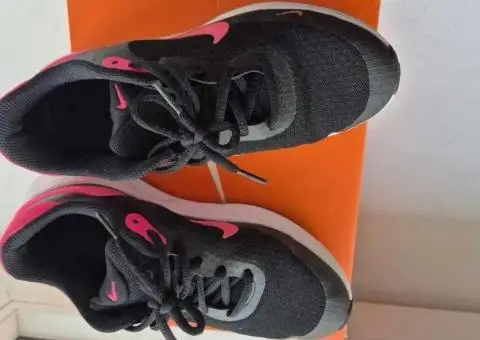 Кросівки Nike Revolution 7 дівчині р.35 устілка 22,5см Б/у стан ідеал - 2/3
