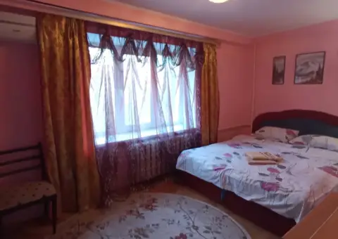 Оренда від власника. 4-кімнатна квартира в центрі Києва, метро Печерська. Тривало або подобово - 4/10