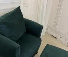 Мʼяке крісло з пуфом красивий колір велюр оксамит оксамитове антикіготь