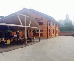 Готель на березі річки в карпатах