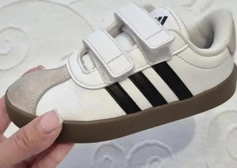 Дитячі кросівки Adidas  з класичним замшевим носком та застібками на липучках. - 1/3