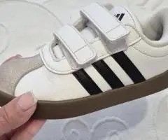 Дитячі кросівки Adidas  з класичним замшевим носком та застібками на липучках.