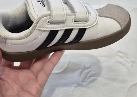 Дитячі кросівки Adidas  з класичним замшевим носком та застібками на липучках. - 2/3