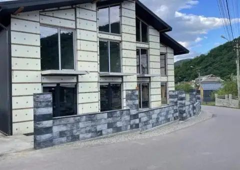 Будується 3-рівневі апартаменти з гаражем, терасою, підвалом| Центр Яремче | Вул. Руднєва| 95м - 1/3