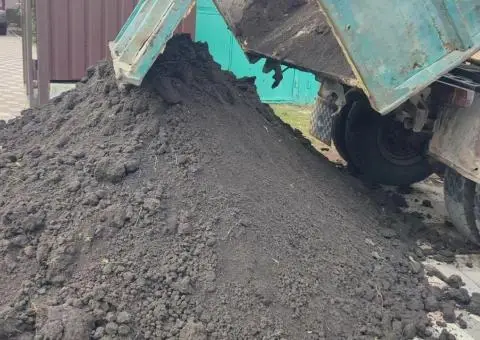 Чернозем земля по городу  пісок відсів вивіс смітя