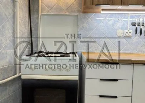 Rent 4-room apartment, 3rd floor of 5-storey building - Yaroslaviv Val St, Kyiv - 8/10