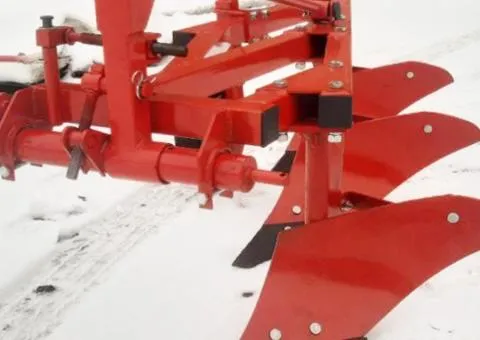 Left three-share plow PLN-3L-25SHp mounted for Virax tractor - 1/7
