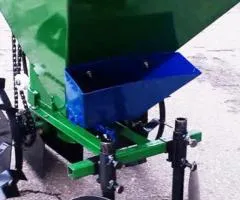 Картоплесаджалка до мотоблока з бункером для добрив