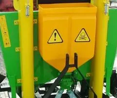 Дворядна картоплесаджалка Бомет з пелюстковими загортачами, майданчиком для оператора та бункером