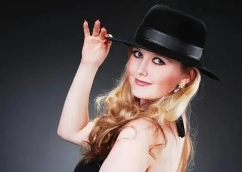 Host - Yuliia Veselovska. Live music. Weddings, graduations, anniversaries, first birthday
